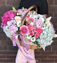 Композиция солнечный день в Падинском Цветочная композиция из Розы, Хризантемы, Пионы и Лизиантусы в корзине в Падинском